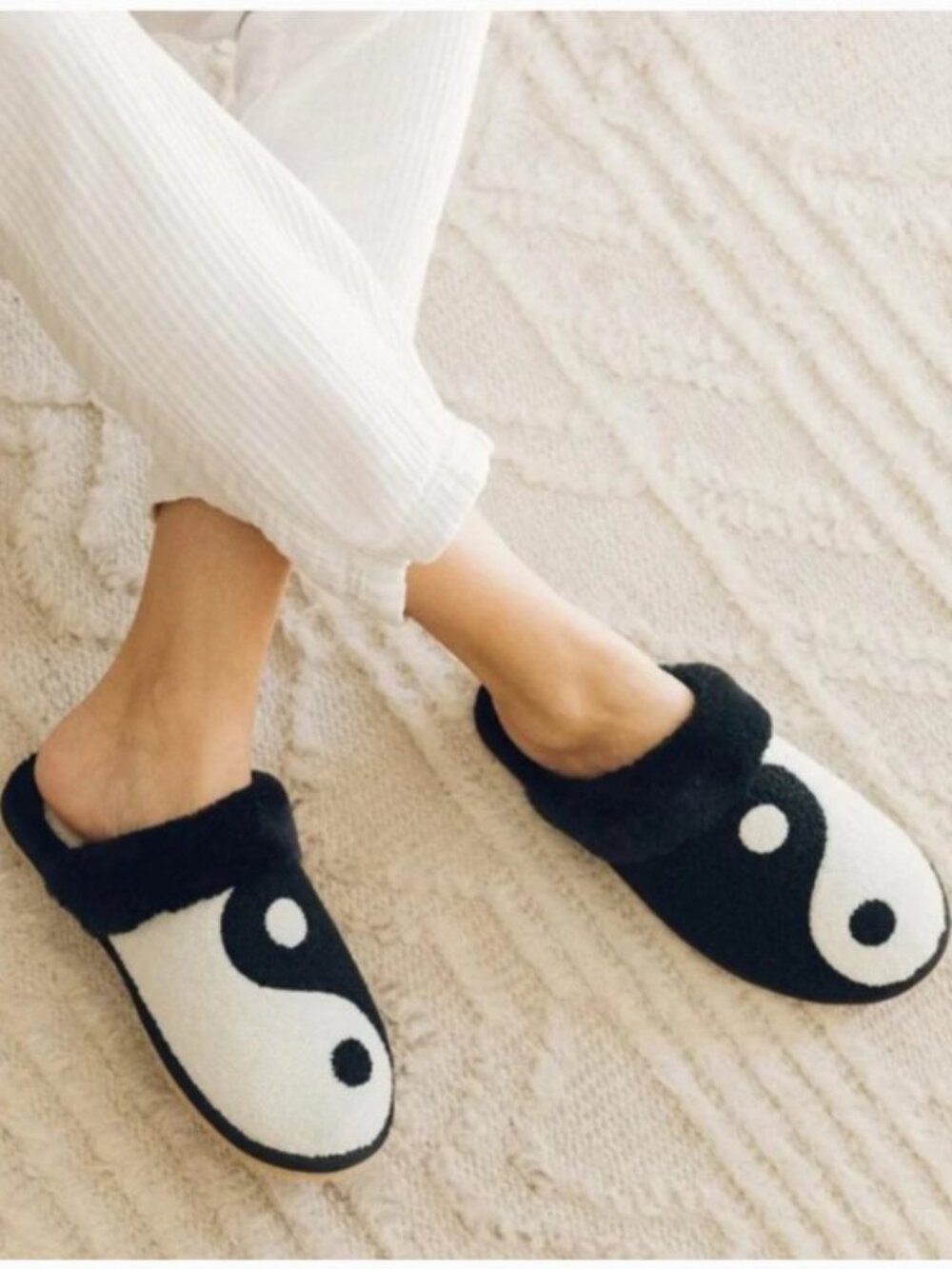 NIB Soludos Yin Yang Faux Fur Slippers Black White Slide Mules Womens Size 7 NEW